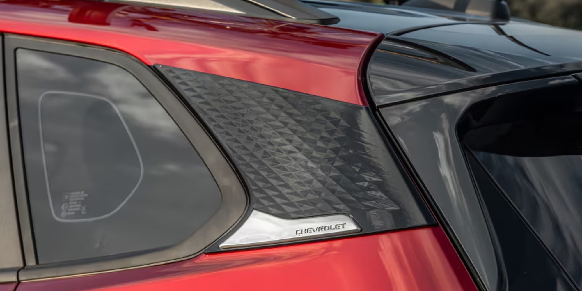 Aplique de ornamento disponivel para Tracker 2027